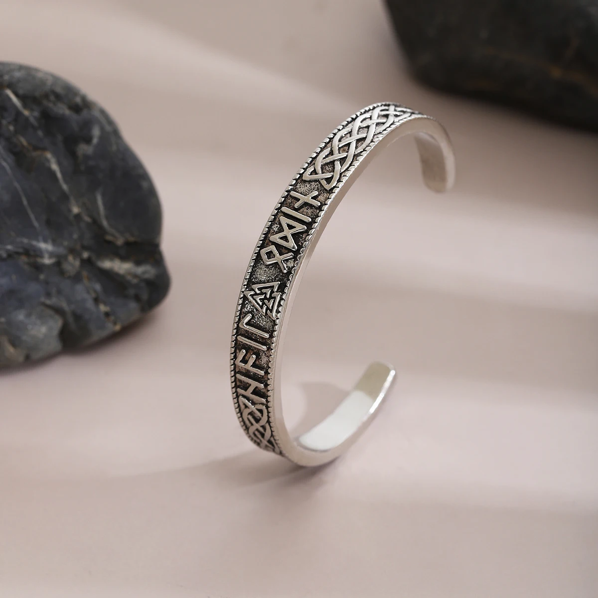 فايكنغ ريترو سلتيك عقدة رون المطرقة سوار الموضة العصرية الرجال سوار مفتوح شخصية الهيب هوب المرأة سوار النمط النرويجي اكسسوارات مجوهرات الحفلات عيد الأب هدية عيد ميلاد