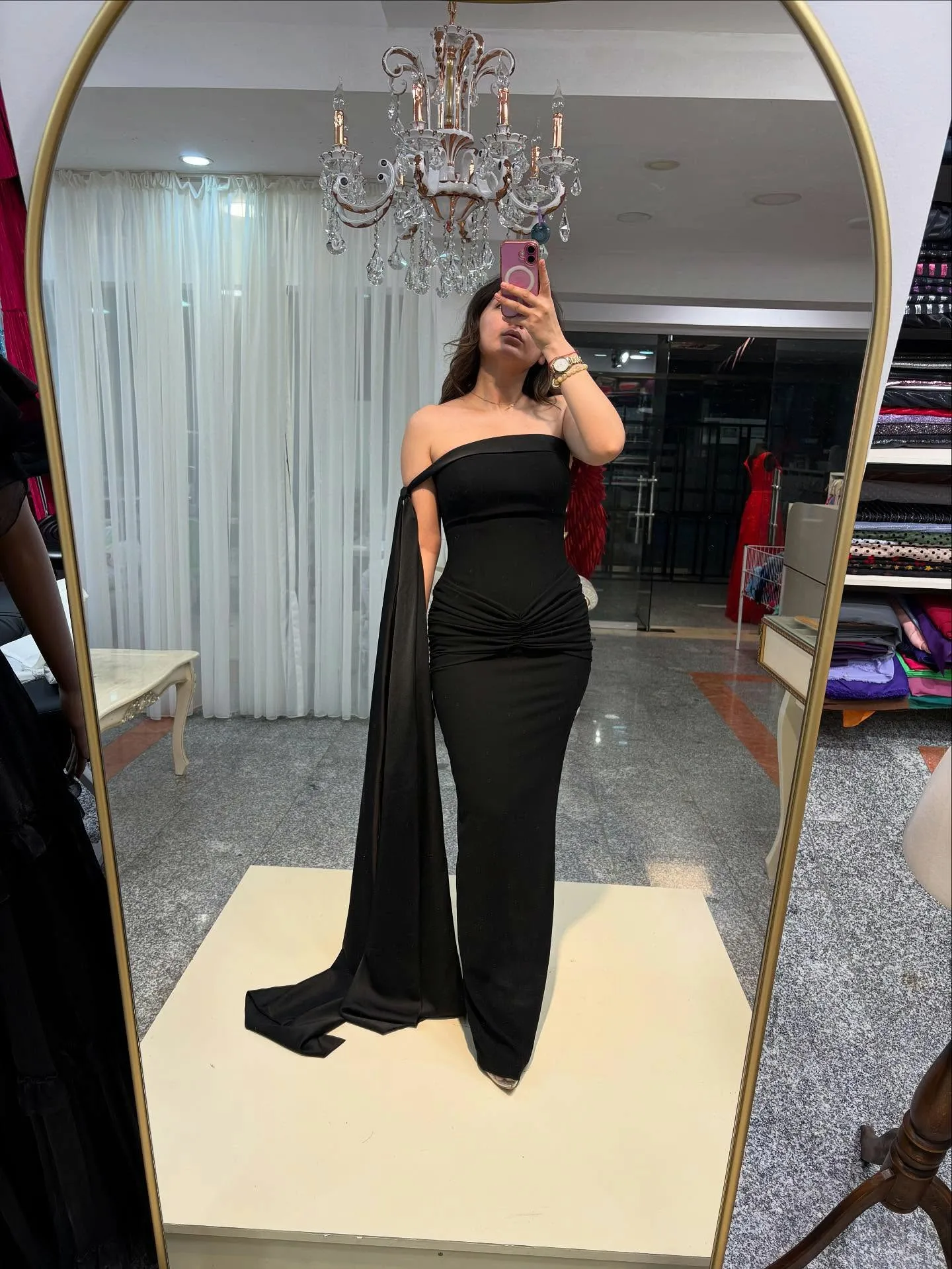 Sukienka na studniówkę Msikoods Msikoods Prosta Czarna Sukienka Wieczorowa na Jedno Ramię z Drapowanym Rękawem, Syreni Krój, Sukienka na Imprezę, Szyta na Miarę