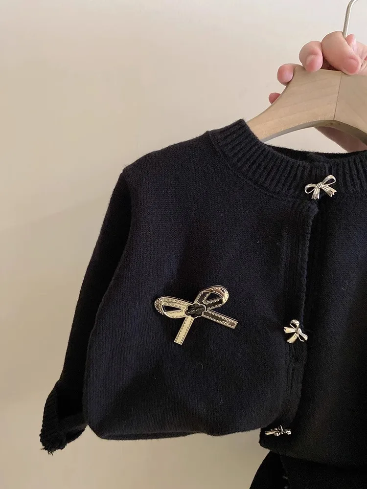 Kinder-Set im koreanischen Stil: Strickjacke & Rock – Schwarzes 2-teiliges Outfit mit Schleifendekoration für Mädchen, Frühling/Herbst, Casual – Detail 6