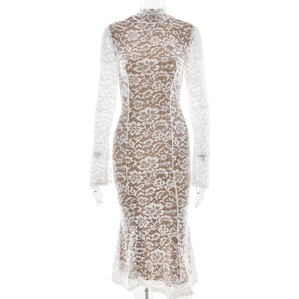 فستان طويل من الدانتيل الفرنسي ملفوف على الورك باللون الأبيض بأكمام طويلة