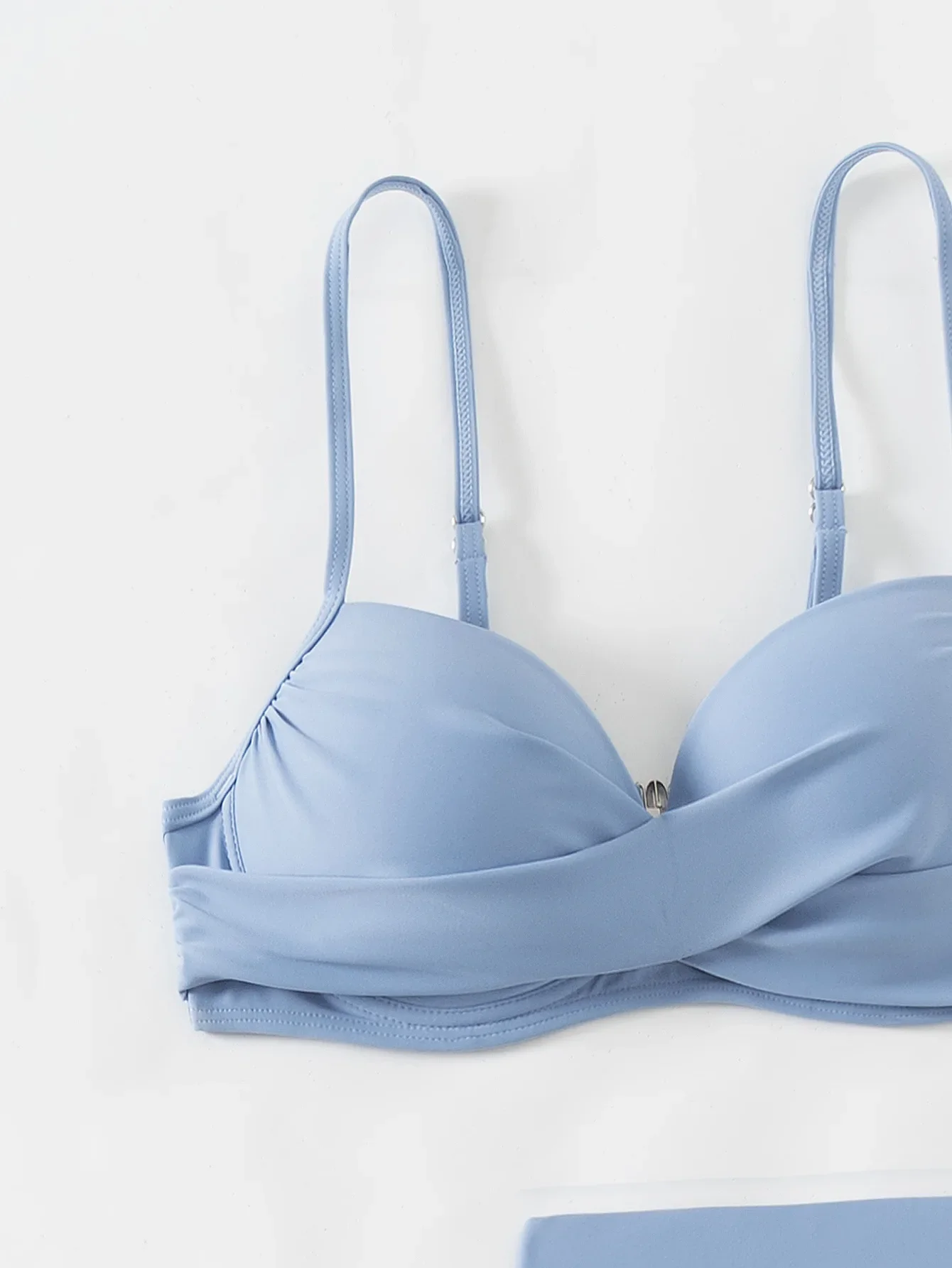 Himmelblauer dreiteiliger Badeanzug für Damen, einfarbig, V-Ausschnitt, Bügel-Bikini-Set, Strandurlaub, Hosenträger, rückenfreie Badebekleidung, 2025