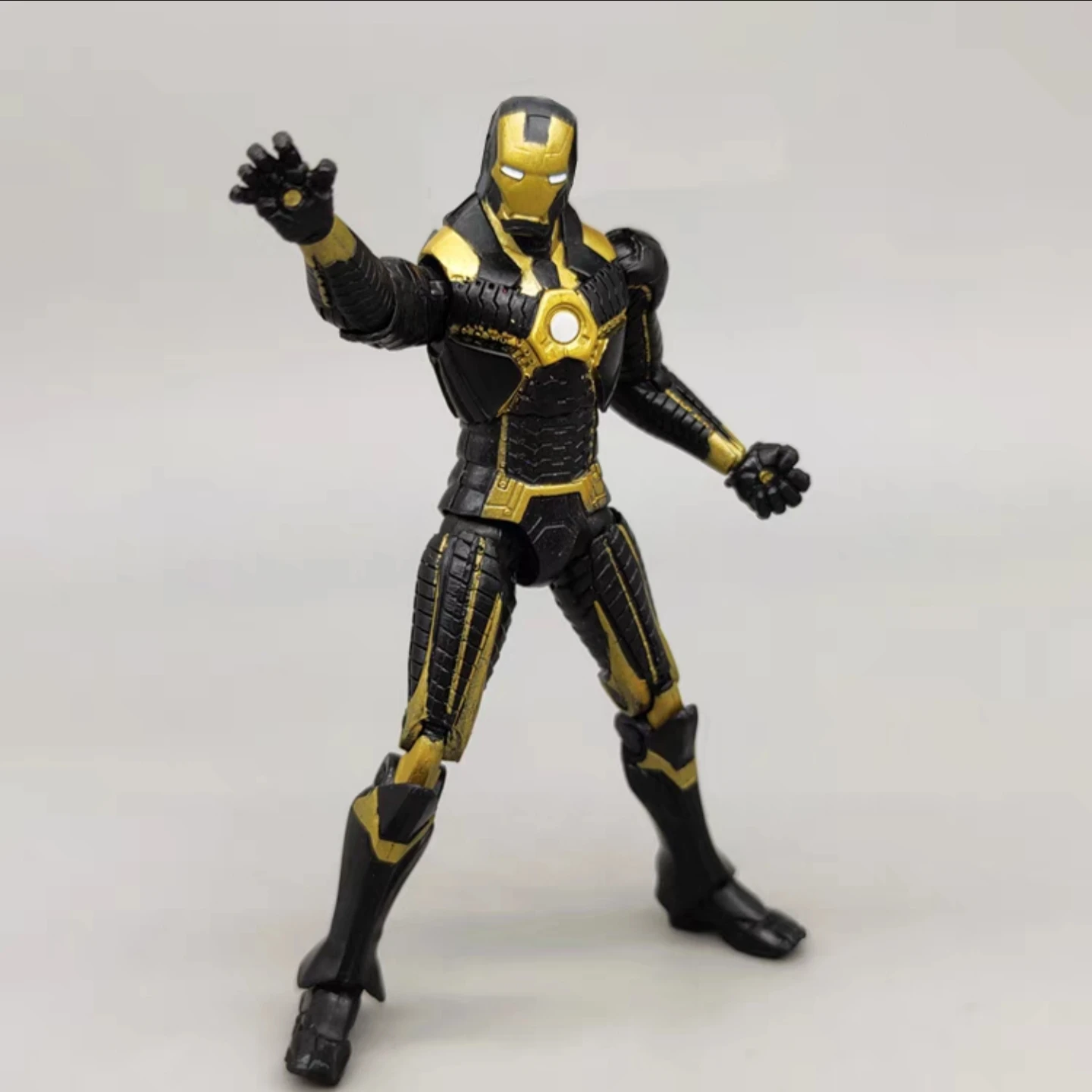 Figura de ação Marvel Universe 3,75" Ironman Black Golden Armor