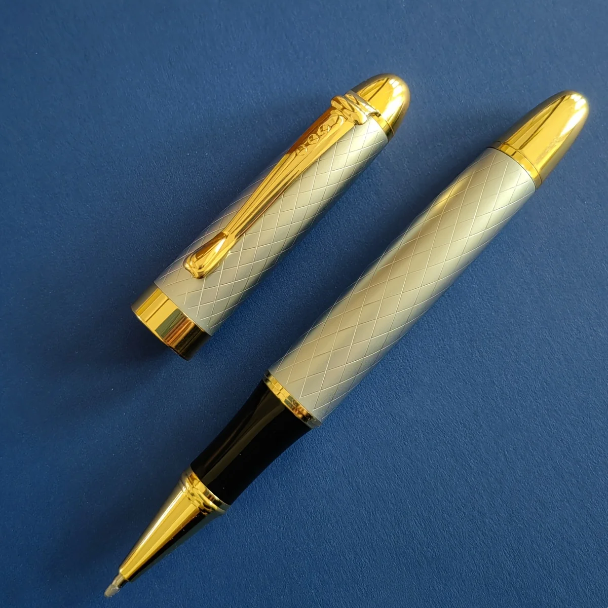 

1Pc High-Quality Elegant Signature Pen, Made of Stainless Steel, with a Heavy Metal Feel, Suitable for Business and Office Use, Featuring Exquisite Craftsmanship, a Snap-On Cap, Engraved Pen Body, Suitable for Students, Holiday Gifts, Valentine's Day, Bac