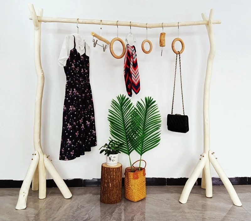 Floor-to-ceiling hangers, tree branches, hangers, window display racks, display racks, clothing store hangers.