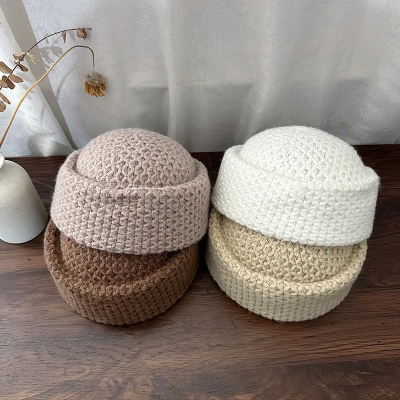 Einfache, einfarbige, dick gestrickte Mütze im koreanischen Stil für Herbst und Winter, mit kurzer Krempe, Kuppelform, trendige warme Matrosenmütze. – Detail 2