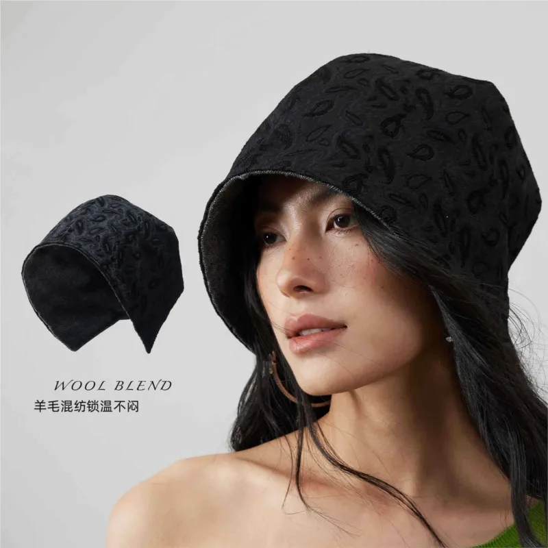 Black small bucket with thickened double-layer cold on both sides that show off the face