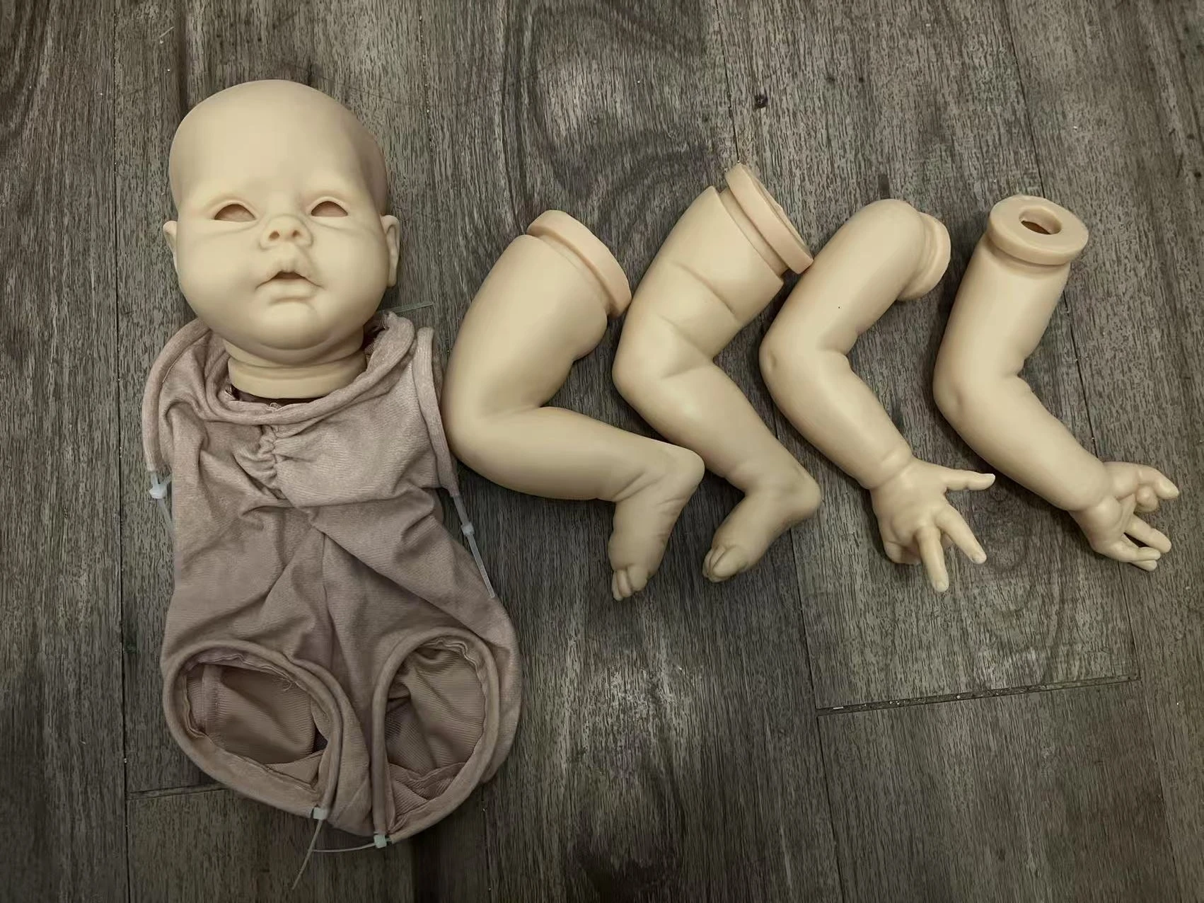 Zestaw dla kolekcjonerskich lalek Reborn NPK, 20 cali, niepomalowany, model Nicol Fresh Color, miękki w dotyku, do samodzielnego wykonania, z materiałowym korpusem i oczami.
