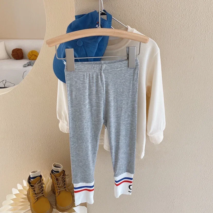 Herbstliches modisches Sportset für Kinder: Baby-Mädchen-Pullover + Leggings, zweiteiliges Set, Kleinkind-Mädchen-Kleidung mit Cartoon-Alphabet-Motiv – Detail 18