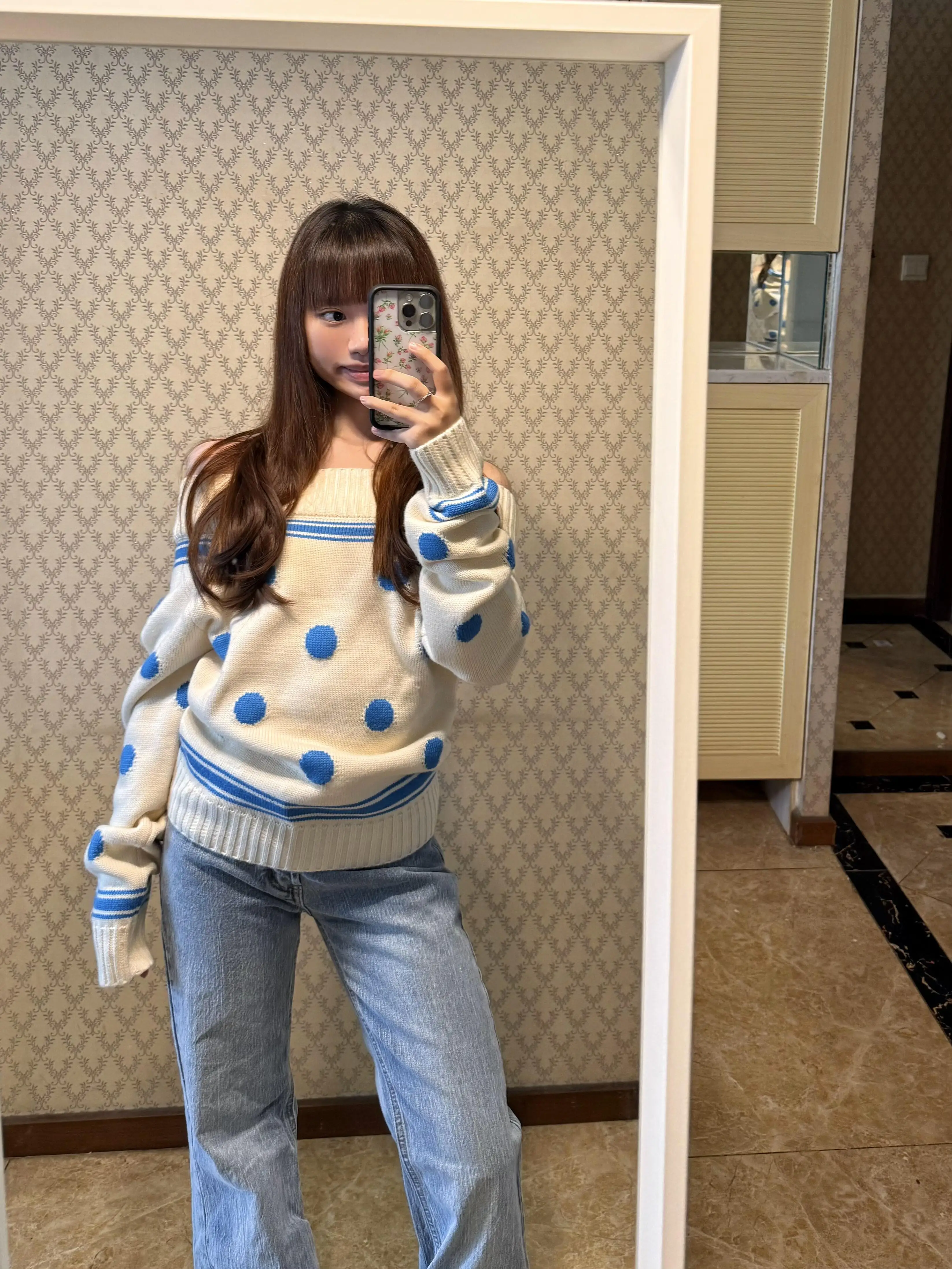 

Вязаный свитер на одно плечо в корейском стиле с открытыми плечами и длинными рукавами в горошек, модный мягкий топ, осень 2024, новый женский пуловер