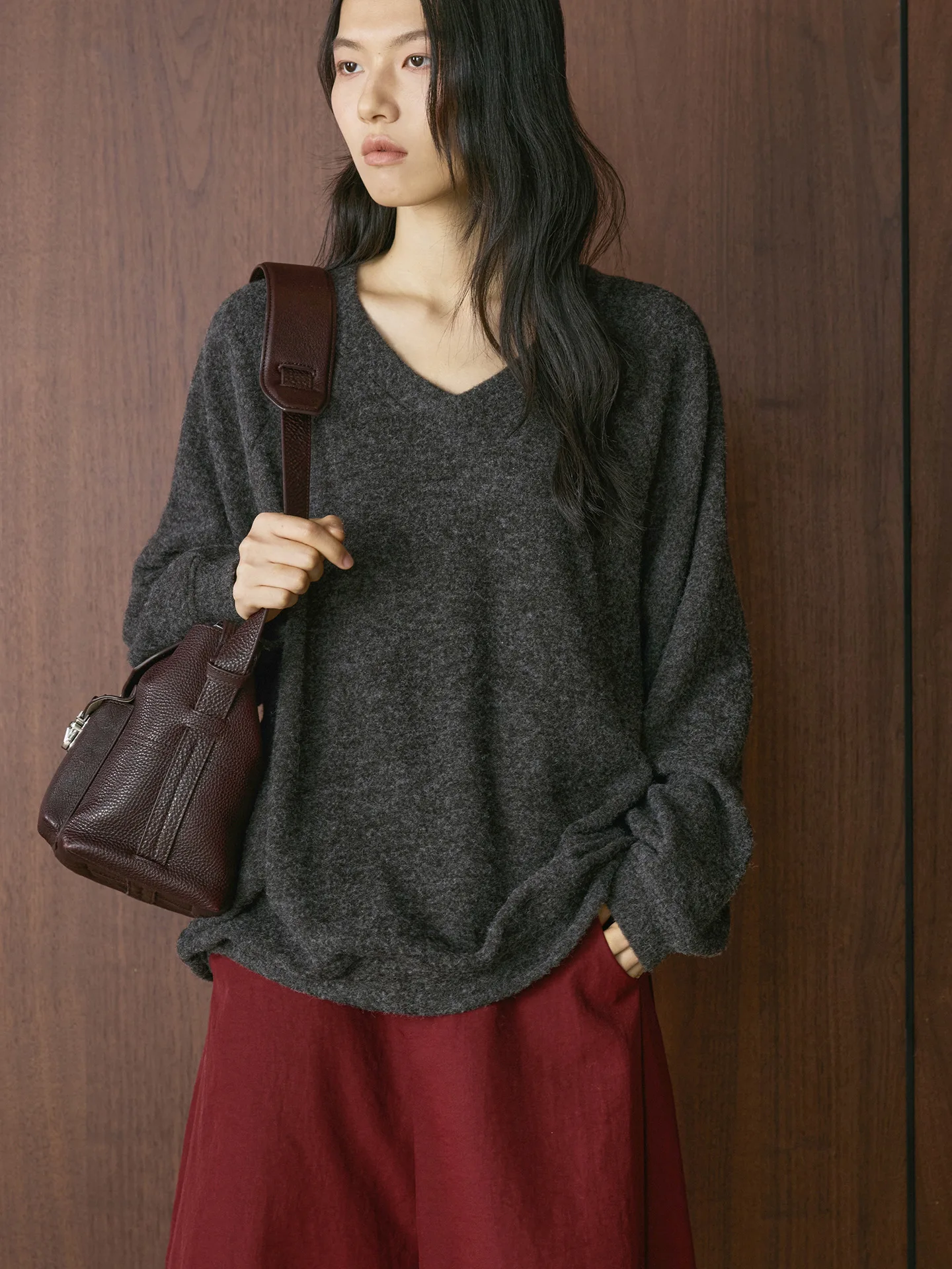 

Winter new Korean retro lazy V-neck plush knitted long sleeved sweater with loose silhouette for women