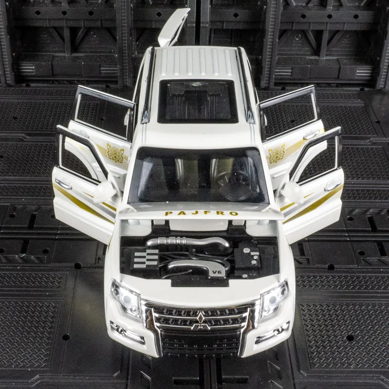 1:32 Mitsubishi Pajero aleación SUV vehículo todoterreno modelo decoración puertas y tapa del motor maletero puede abrir juguetes para niños