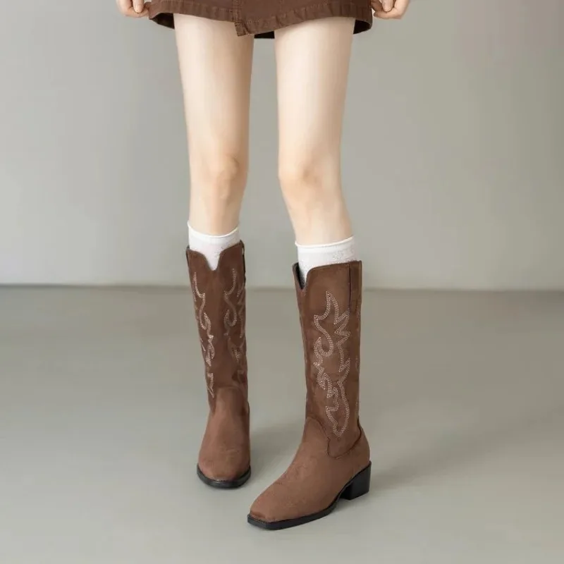 

Сапоги с винтажной вышивкой2026Осенние и зимние сапоги до середины икры на толстом каблуке