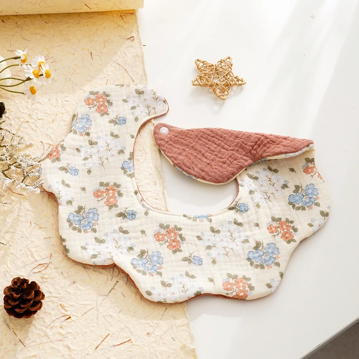 

Нагрудник HappyFlute, 1 шт., 100% хлопок, муслин, мягкий, впитывающий, дизайн банданы, форма лепестка, двусторонний, для прорезывания зубов и для выгула, для младенцев