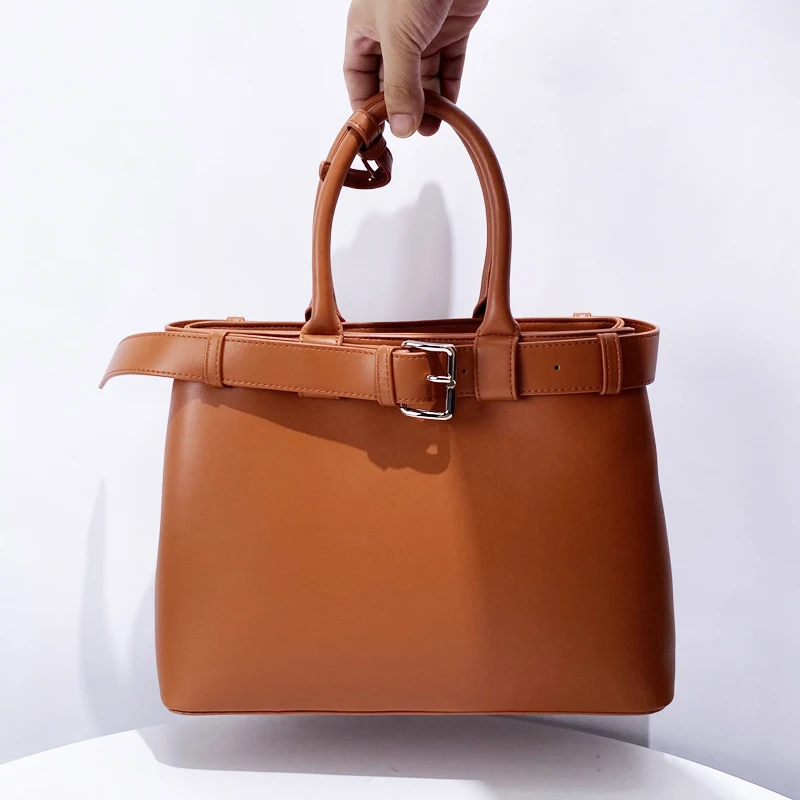 Bolsos de mano de estilo inglés para mujer bolsos y monederos de diseñador de lujo novedad de 2024 en PU textura de piel de vaca de imitación bolso de hombro con asa superior multicapa vintage alta calidad