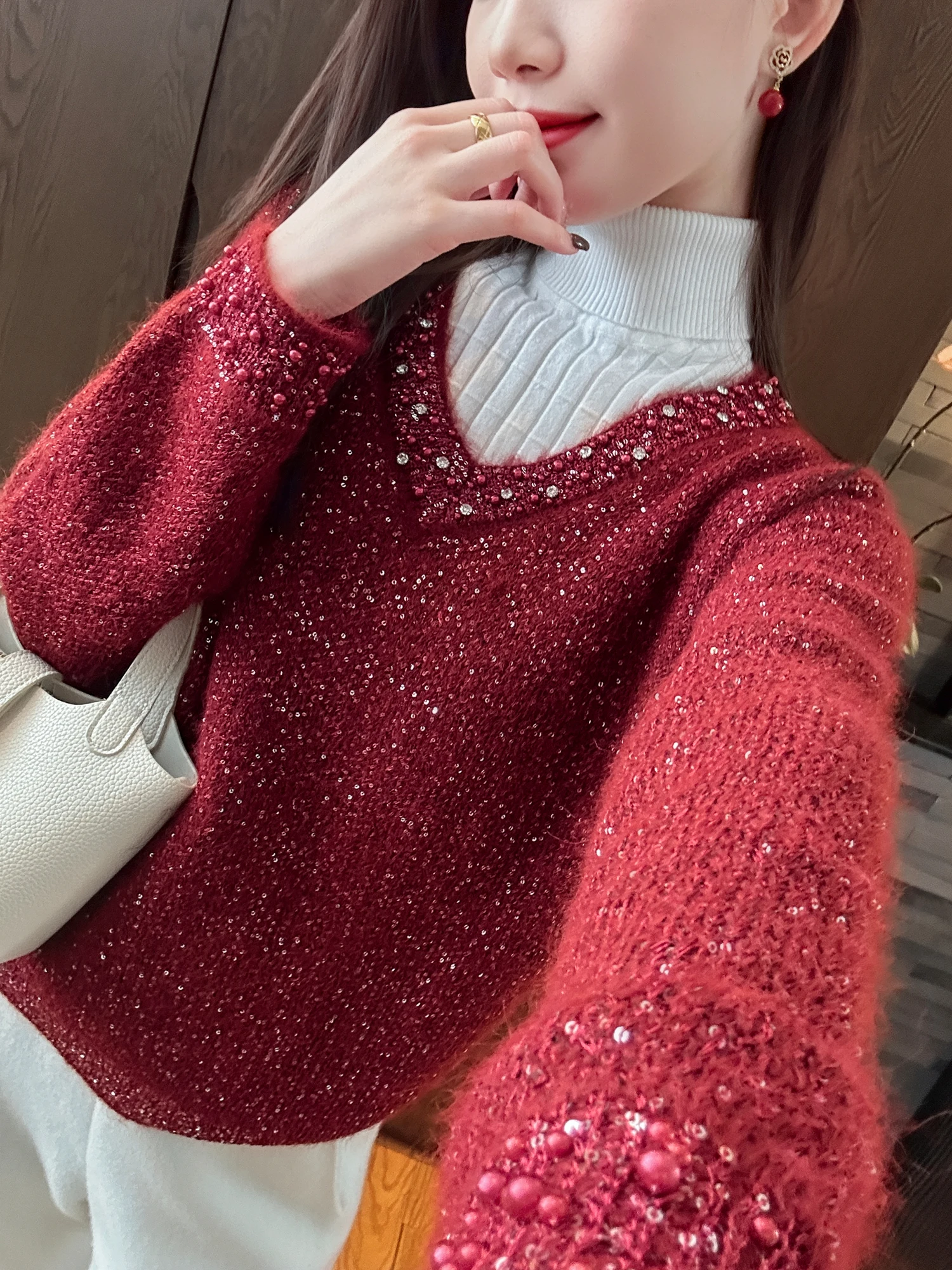 

Красный свитер с пайетками и V-образным вырезом, женский, вязаный, с длинными рукавами, теплый, мягкий, в корейском стиле, для повседневной носки, модный, с пуговицами и декоративными вставками