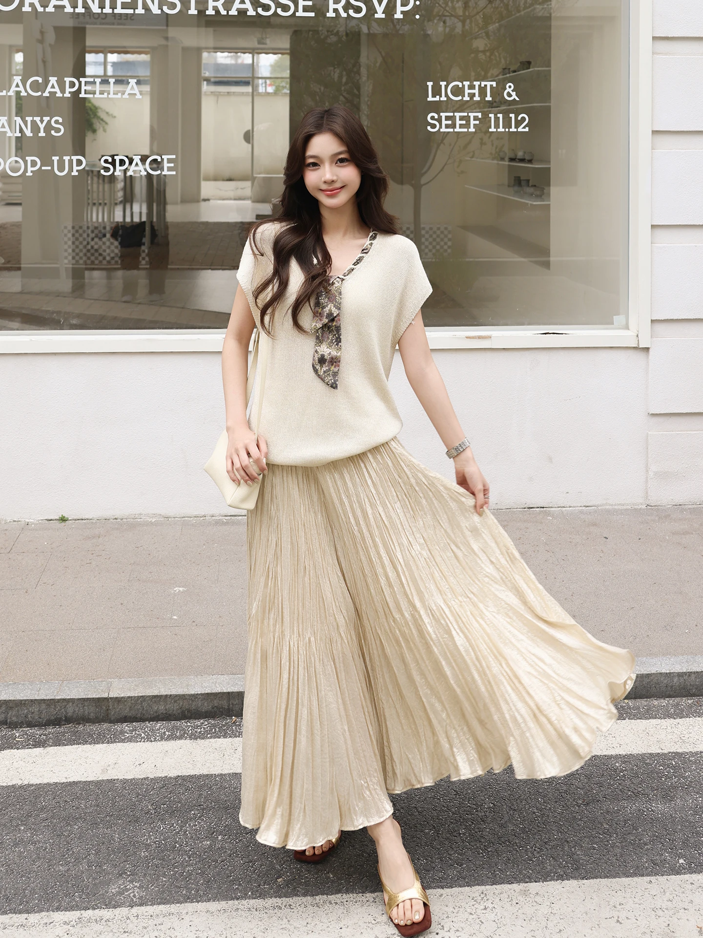 

Lao Yang's Personal ME Gold Embellied Pleated Fi Tail Skirt High Waist Slimming Faionable Midi Skirt for Spring