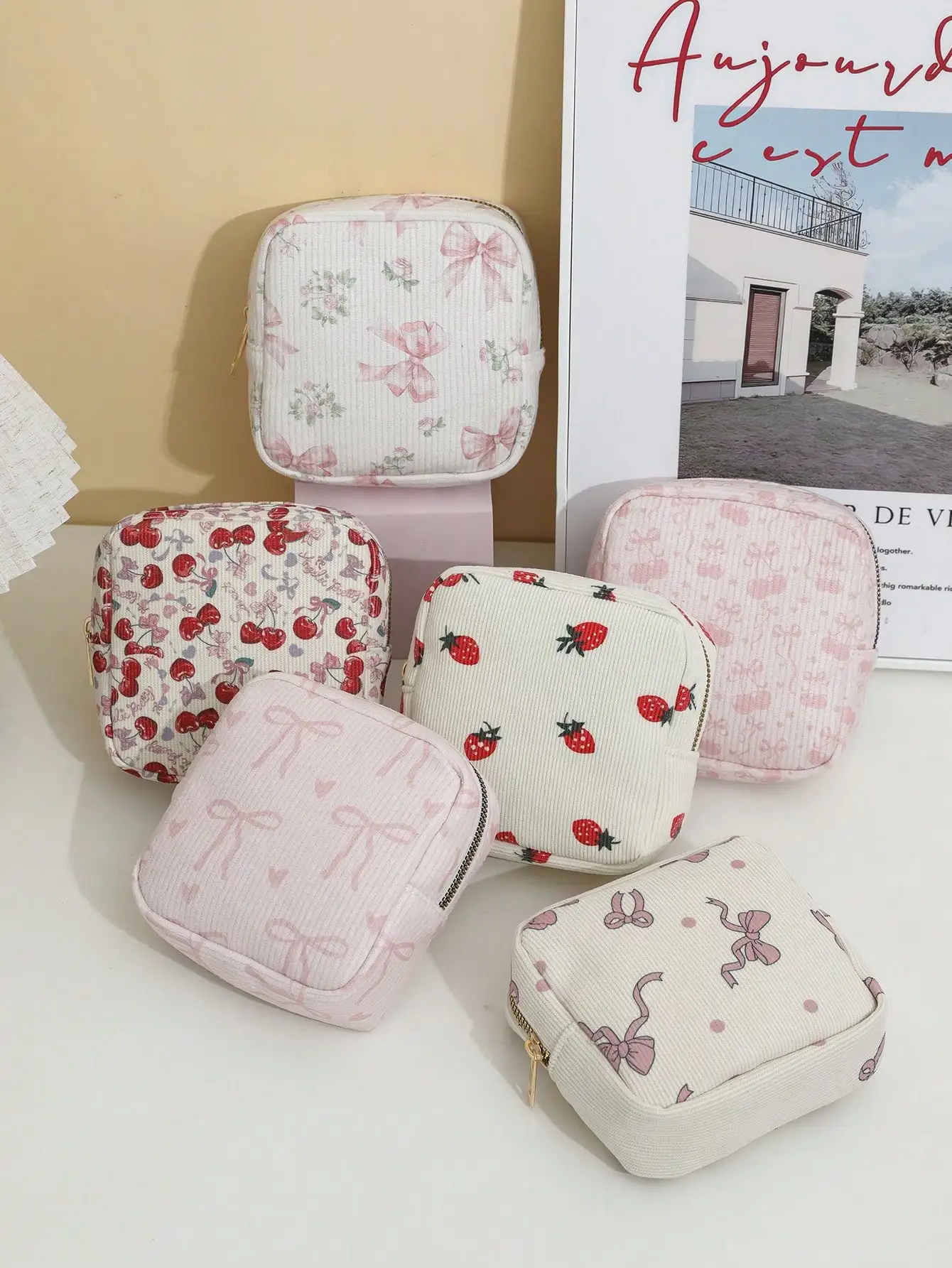 

Мини-косметичка квадратной формы из вельвета с бантом, принтом вишни и клубники - на молнии, для путешествий, школы, повседневного использования