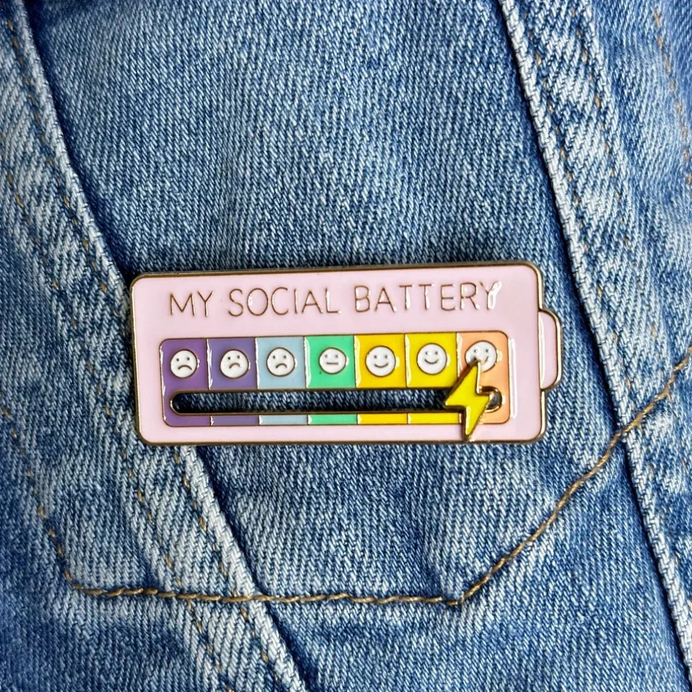 الوردي البطارية الاجتماعية التفاعلية انزلاق دبابيس المزاج المقتفي سحابة شكل بروش أسبوع شارة التلبيب الصحة العقلية الانطوائي هدية