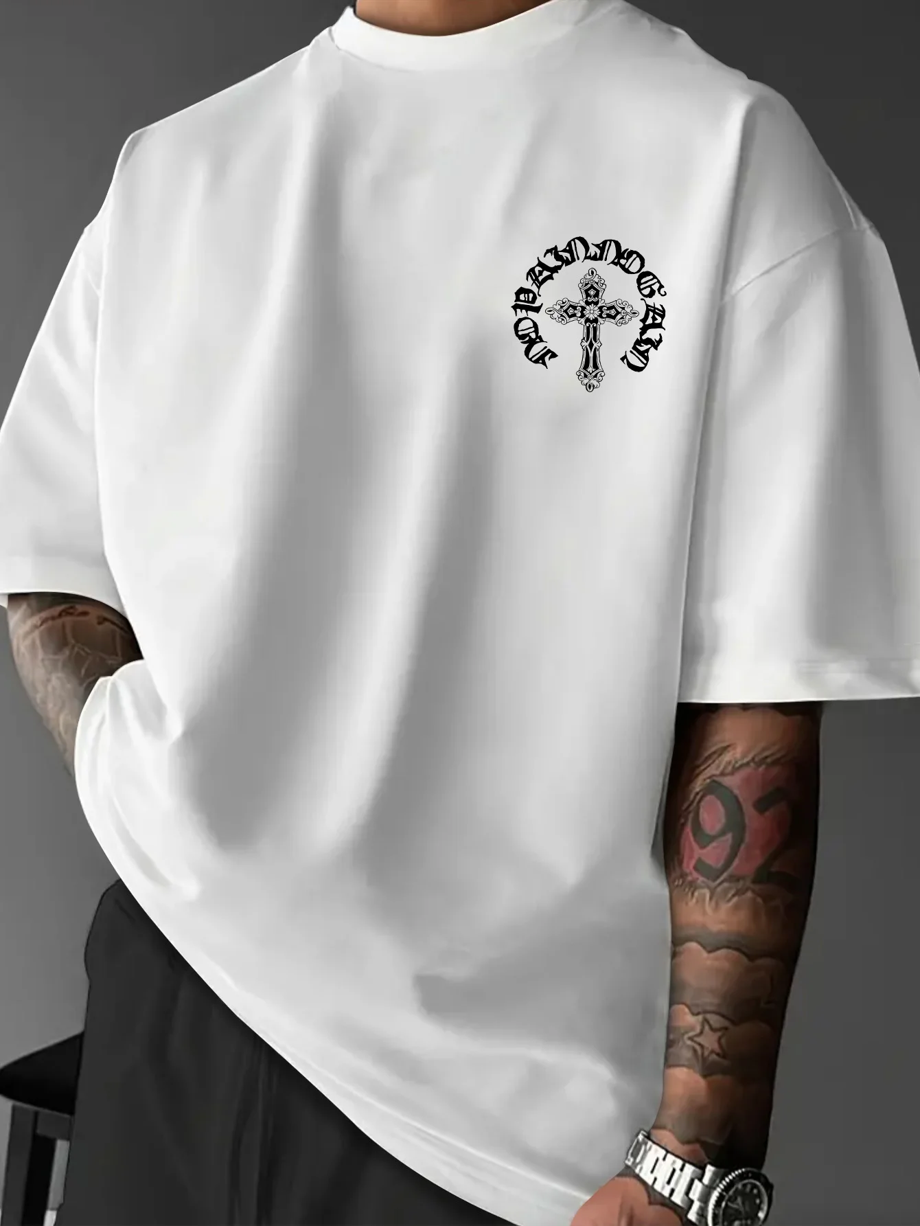 Herren Oversized T-Shirt mit überschnittenen Schultern, Vintage Gothic Kreuz Grafikdruck, lässiges Kurzarm-Shirt, S-XXL – Detail 7