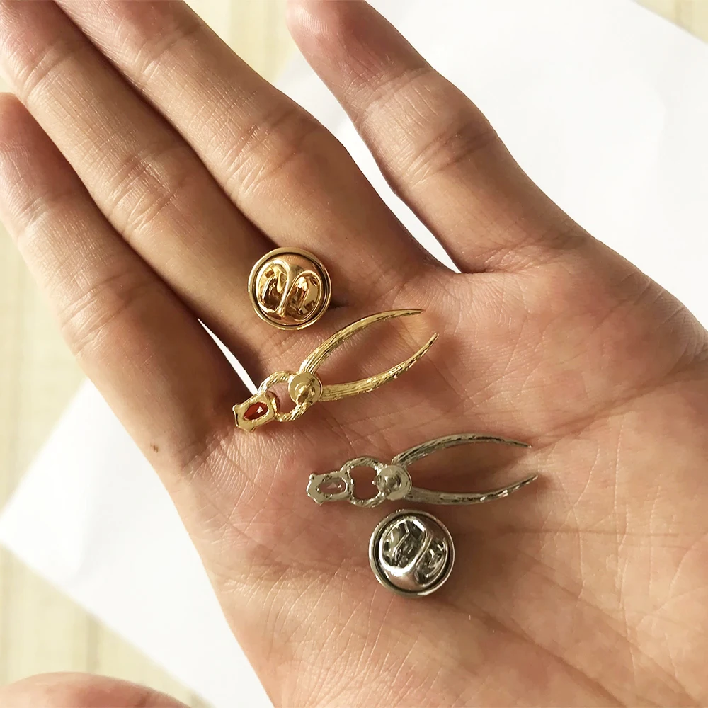 Hanreshe Medical Forceps Pin Brooch Dentist Jewelry Fashion Cute Inlaid Red Crystal Lapel Badge Gifts for Doctors Nurses