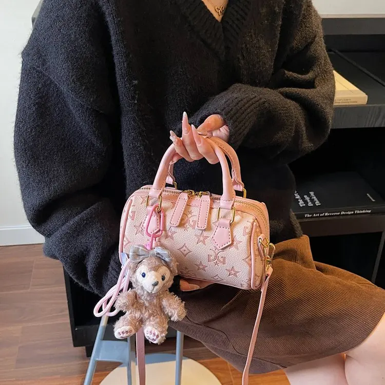 

Light Luxury High-end Sense Fashion Personalized Bag Women's 2026 New Sweet Portable Shoulder Messenger Bag