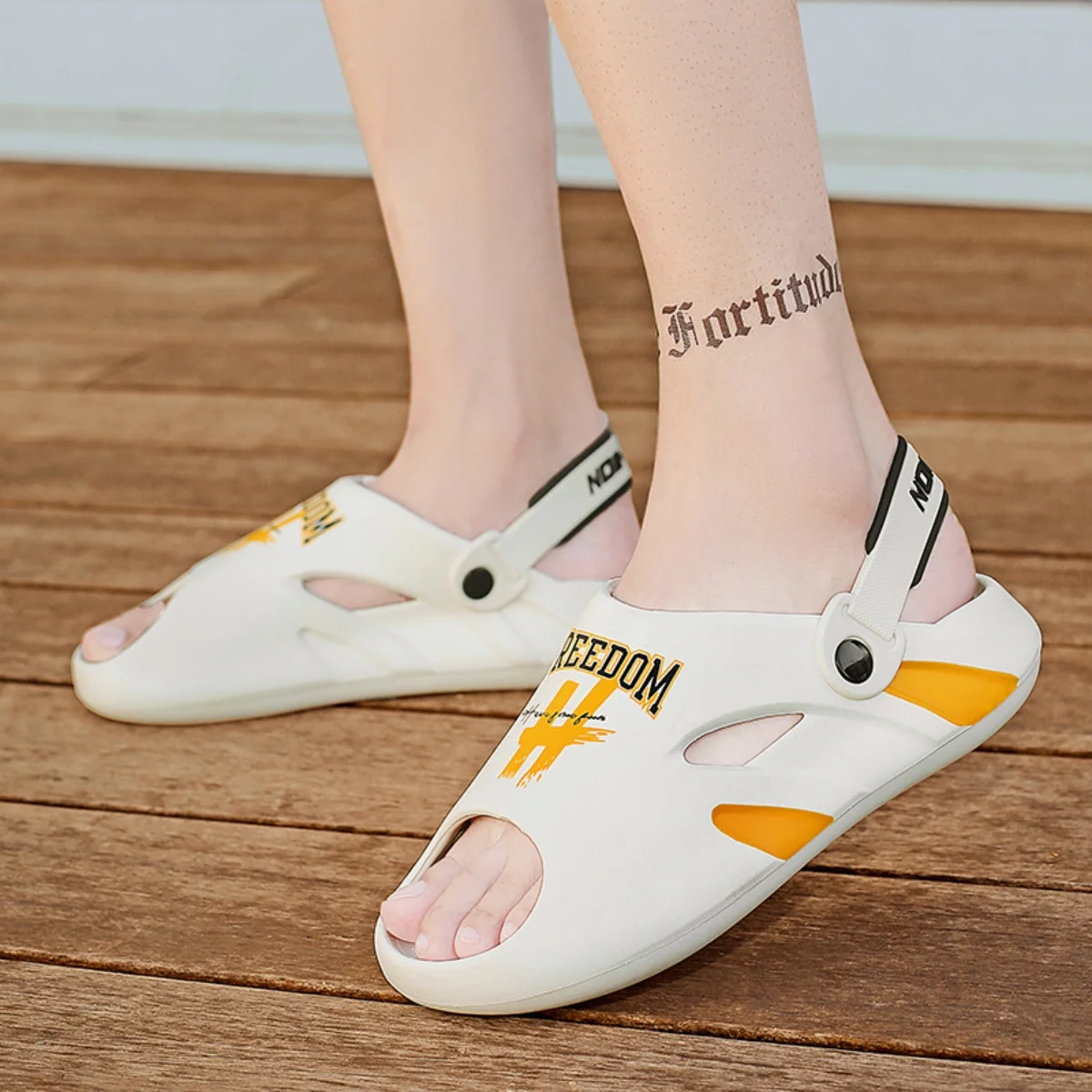 A Pair of Men's New Summer Couple Slippers, Wear-Resistant, Cool, Non-Slip, Comfortable, Breathable Beach Shoes, Thick-Soled Soft-Soled Men's Shoes for Outdoor Wear