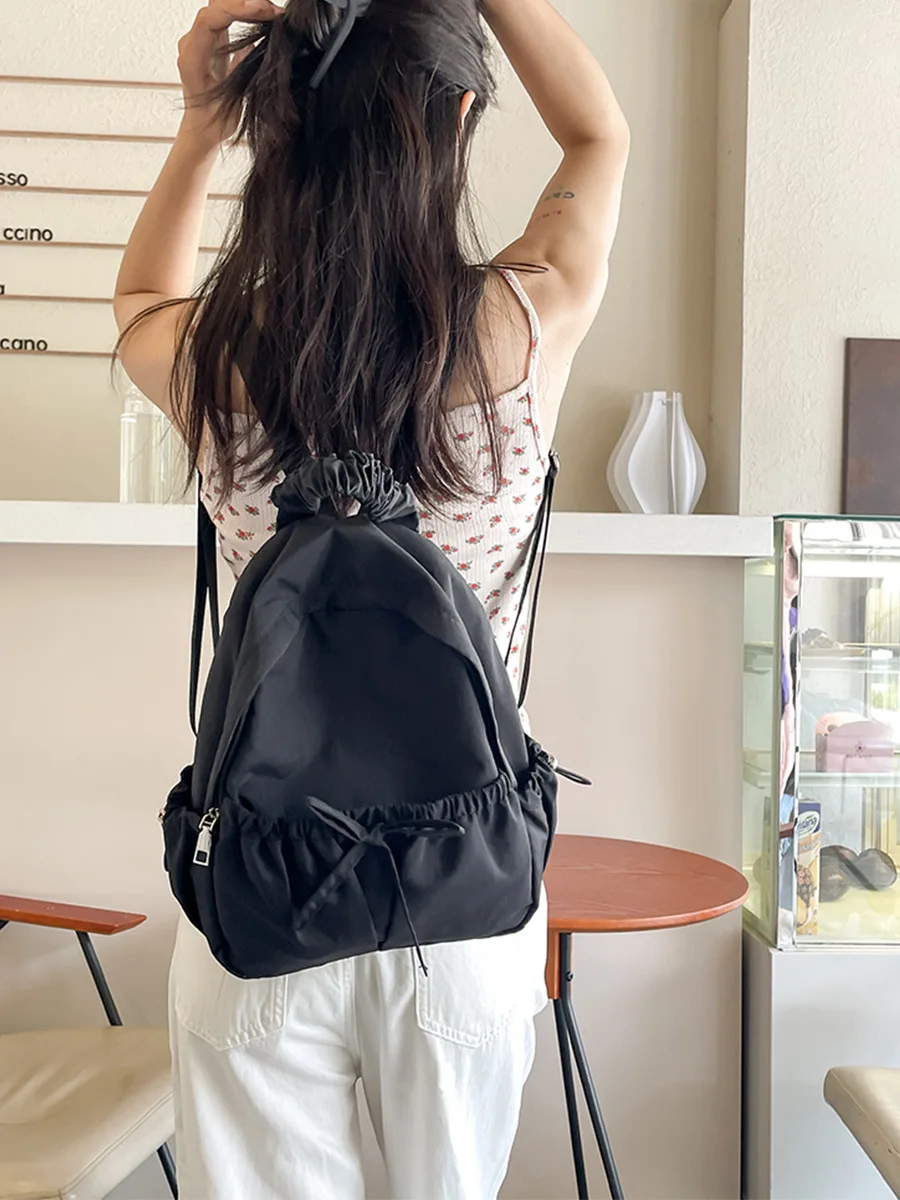 A niche design backpack for travel and outdoor use, lightweight, versatile and large-capacity student schoolbag