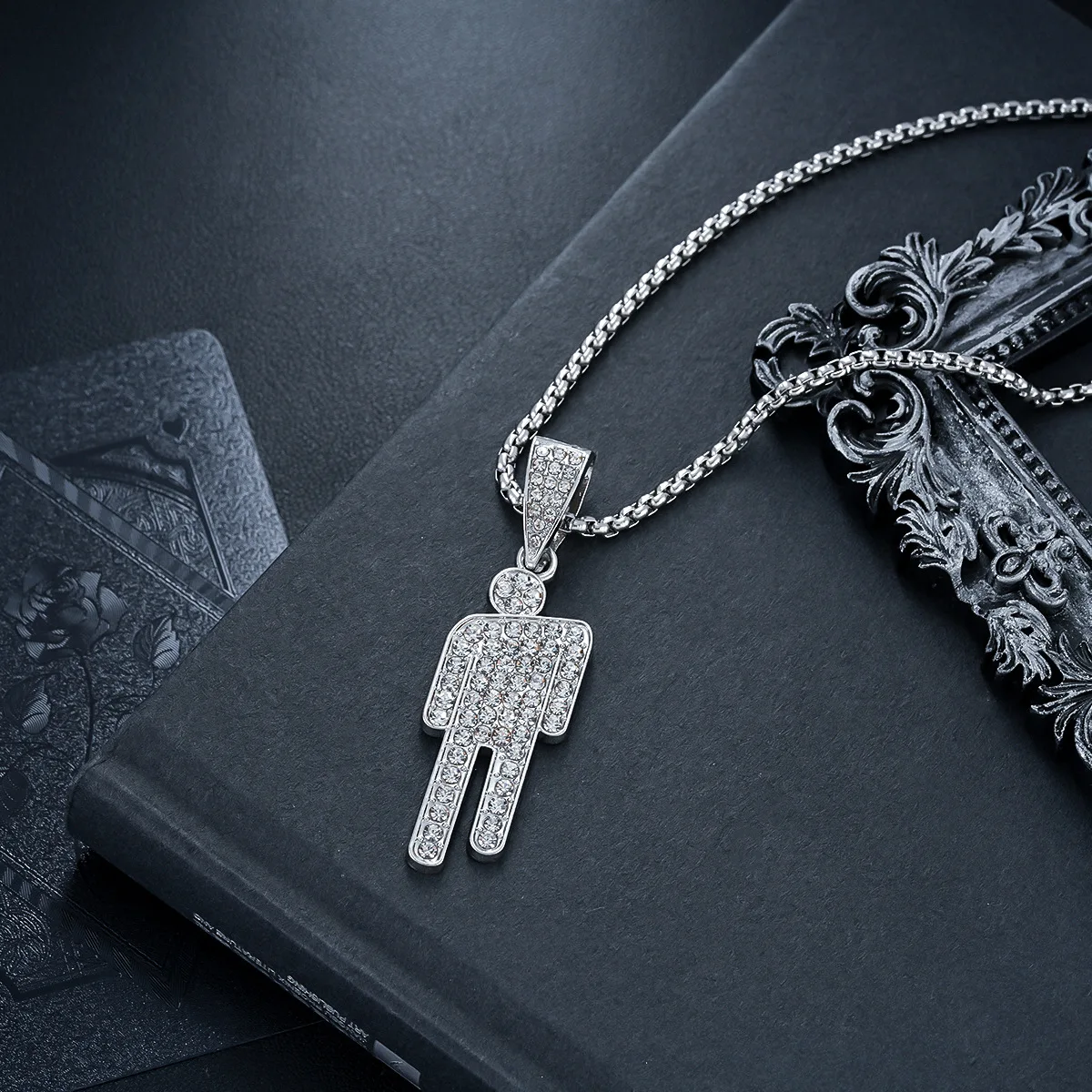 Lxxsss Collar europeo y americano Billie Eilish Estilo Colgante inclinado lleno de diamantes Joyería de cadena de suéter de hip-hop de moda