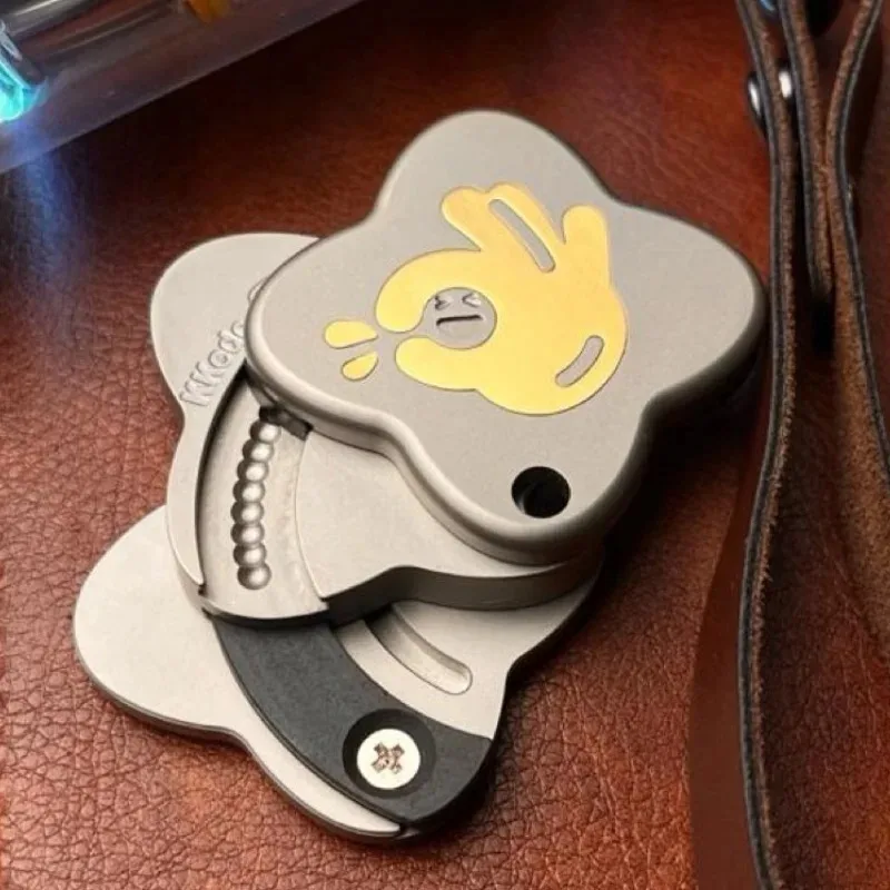 Nice โลหะ EDC Four Leaf Lucky Straw Slap เหรียญด้านข้าง Push Smooth Tinker ย่อหน้า Slant Push การ์ด Decompression ของเล่น