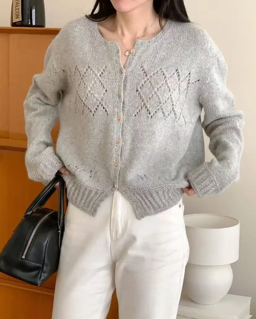 Hochwertiger Strickpullover mit langen Ärmeln, kleinem Duft und modischem Lochmuster. – Detail 9