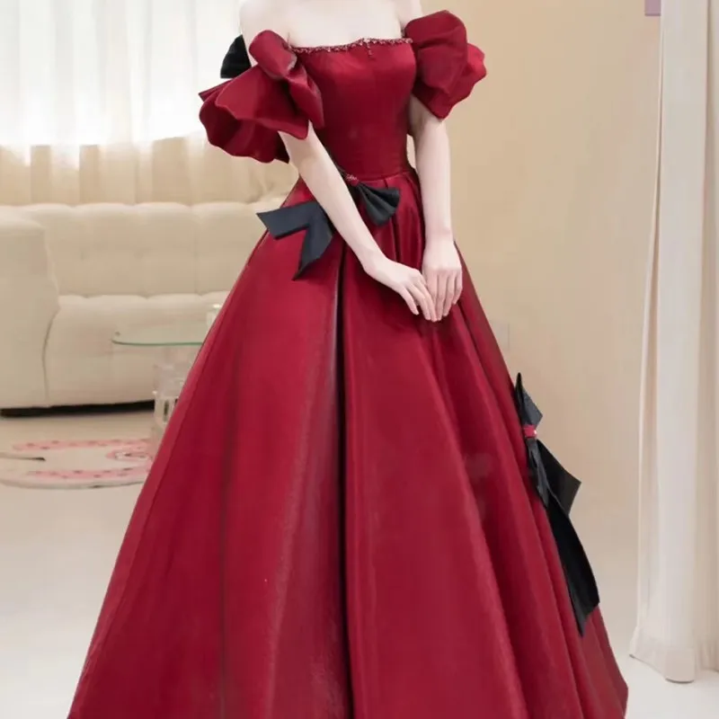 Elegante vestido de um ombro, brindar o desgaste