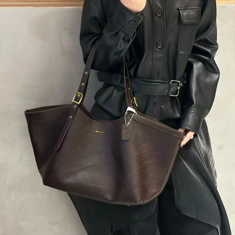 

Brand Light Luxury Tote Bag Simple And Fashionable Advanced Versatile Commuter Bucket Bag High-quality Travel Commuter Handbag