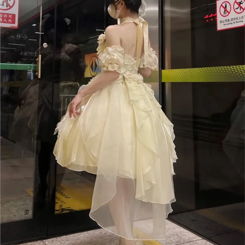 Vestido romántico precioso con flores de color para boda