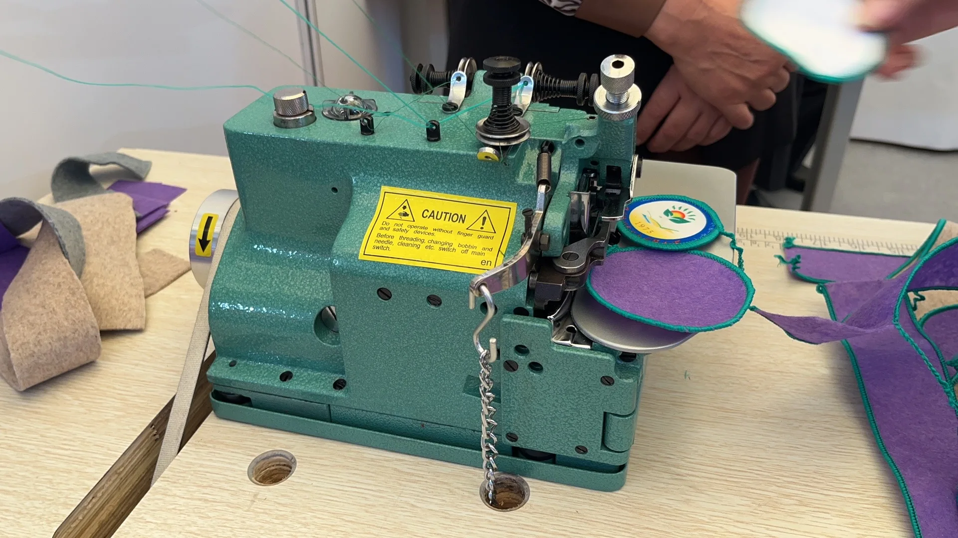 QK-30 Merrow Type Armband Emblem Hemming Overedging Sewing Machine for School Uniforms