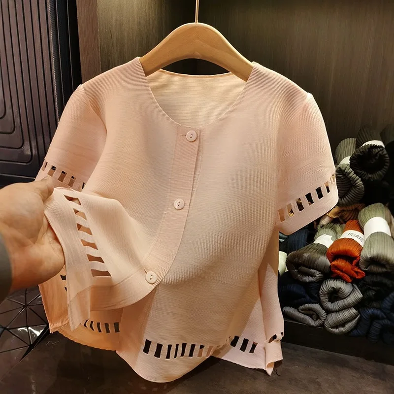 2025 ฤดูร้อน Miyake จีบเสื้อสีทึบ Hollow Plisse เสื้อสเวตเตอร์ถักพับญี่ปุ่นหลวมสบายๆจีบเสื้อผู้หญิง