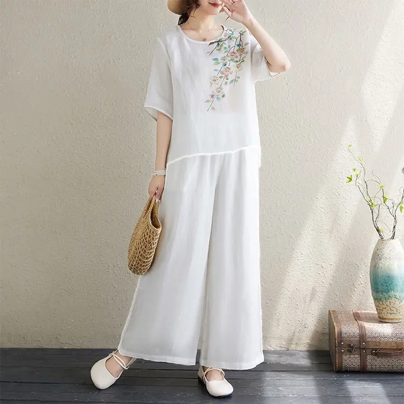 

Женский летний комплект из 2 предметов: хлопково-льняной топ с коротким рукавом и винтажным цветочным принтом, а также легкие брюки с широкими штанинами, облегающий крой.