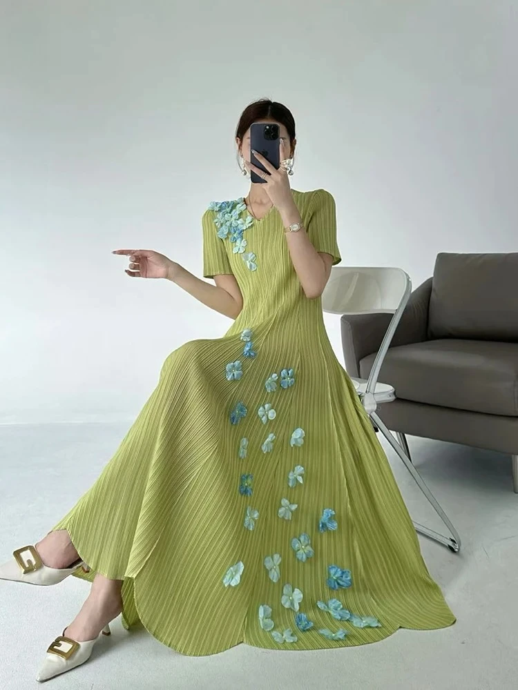 

Miyake 2025 Summer New French Elegant Loose Pleated Women's Dresses Short Sleeve V-Neck French Applique Fashion Dresses