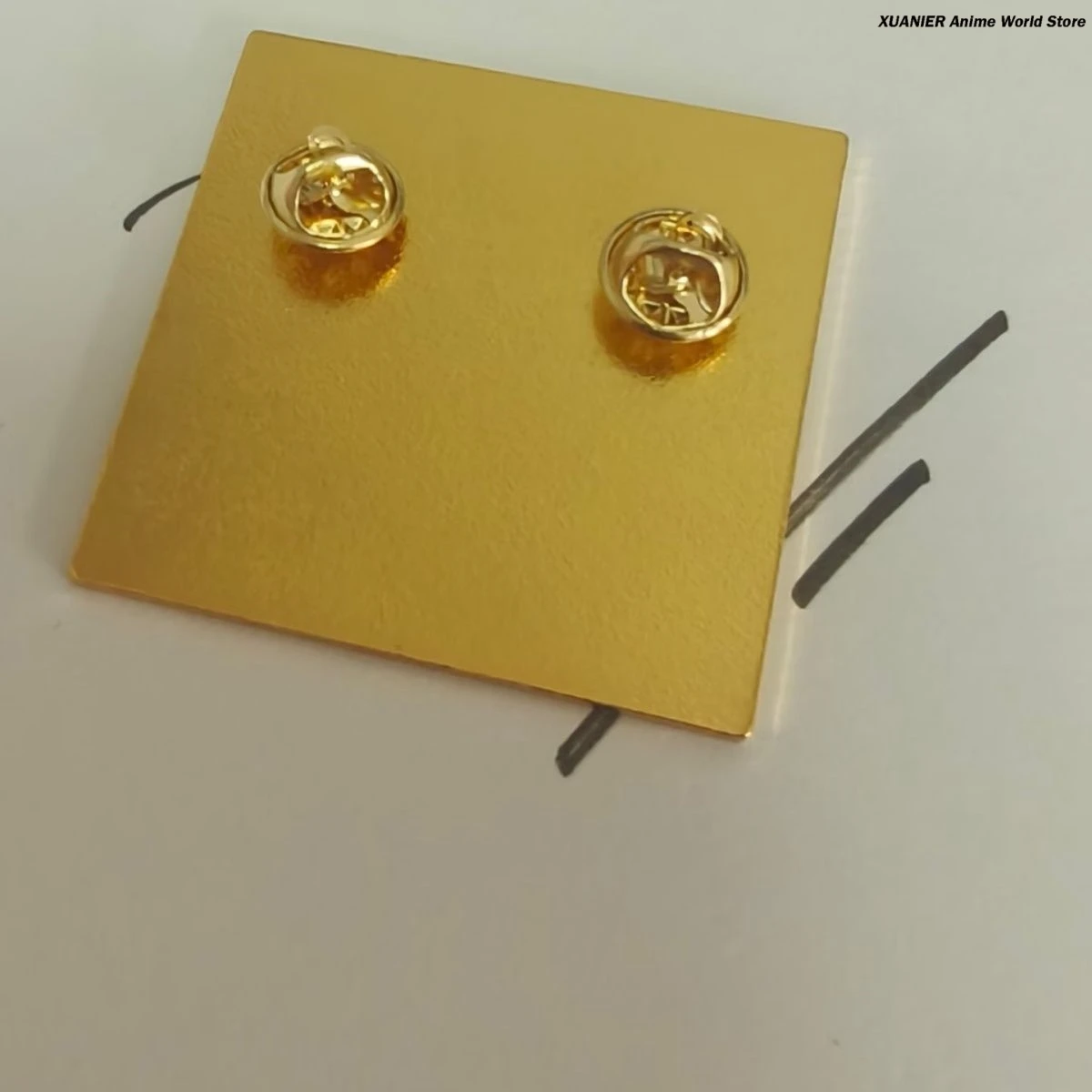 أنيمي الهوية VAesop كارل المحنط شارة معدنية مربعة بروش دبوس الكرتون الشكل قلادة الحافة الملابس ديكور تأثيري هدية #3