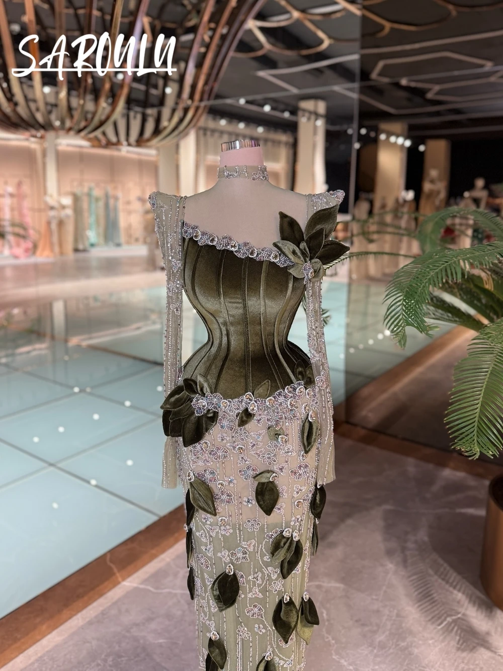 非対称ベルベット & 3D リーフビーズイブニングドレス フリンジスリーブ セクシー ストレート カスタマイズされた繊細なカクテルガウン カスタマイズされた