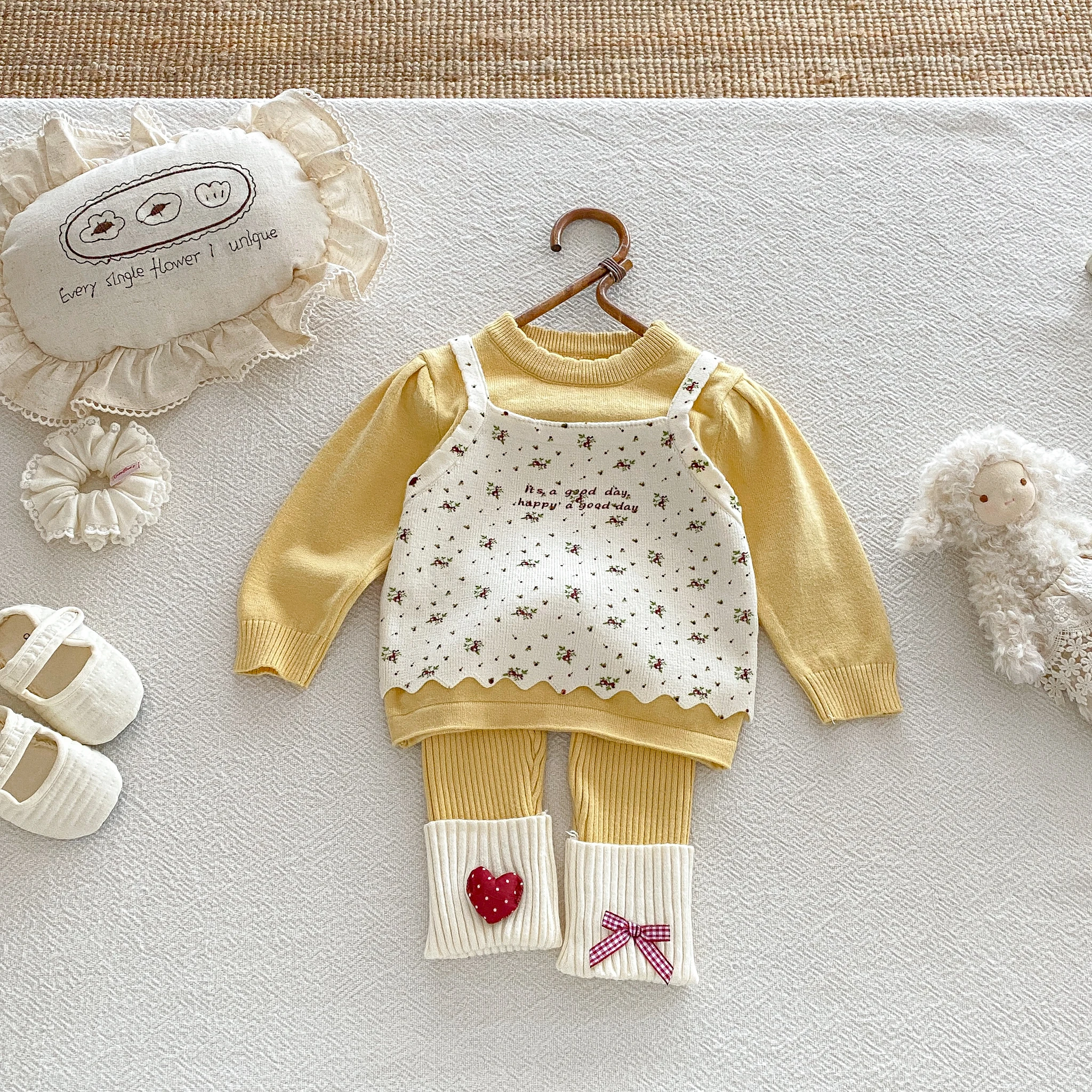 Girls' Autumn-Winter Set, Baby-Friendly Matching Bow and cartoon Heart-Decorated Two-Piece Warm Outfit