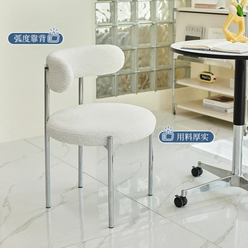 كرسي مسند ظهر منزلي على الطراز الفرنسي الخفيف على الطراز الكريمي الحديث، كرسي مكتب لغرفة النوم المنزلية، طاولة طعام وكرسي من مخمل الخروف على الطراز الكريمي