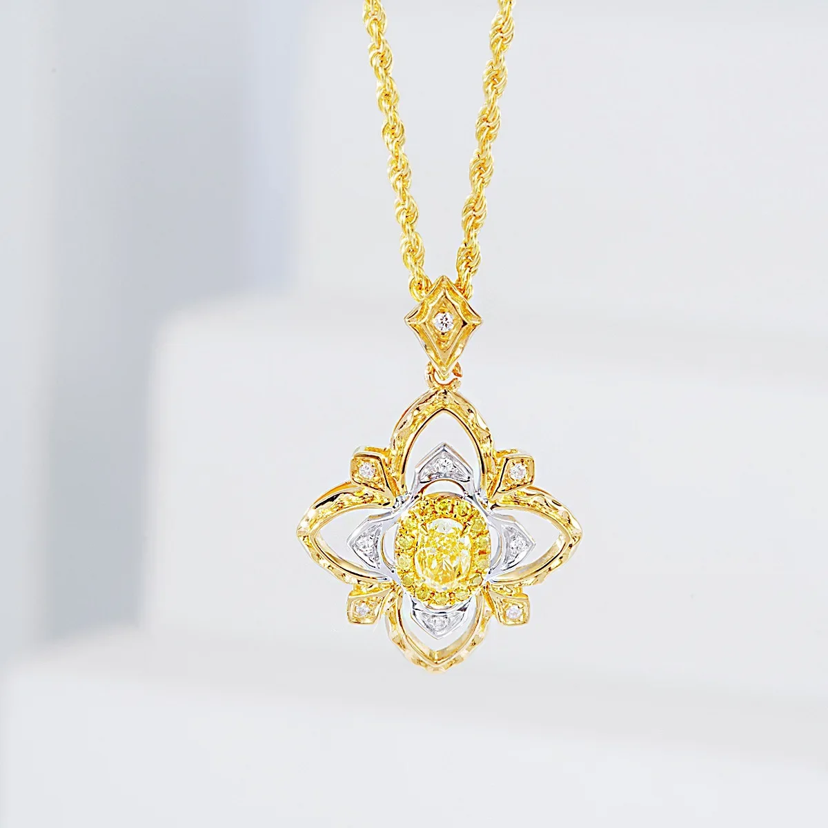 

Full body S925 pure silver necklace with antique style and hollowed out diamond shaped fashion temperament for women