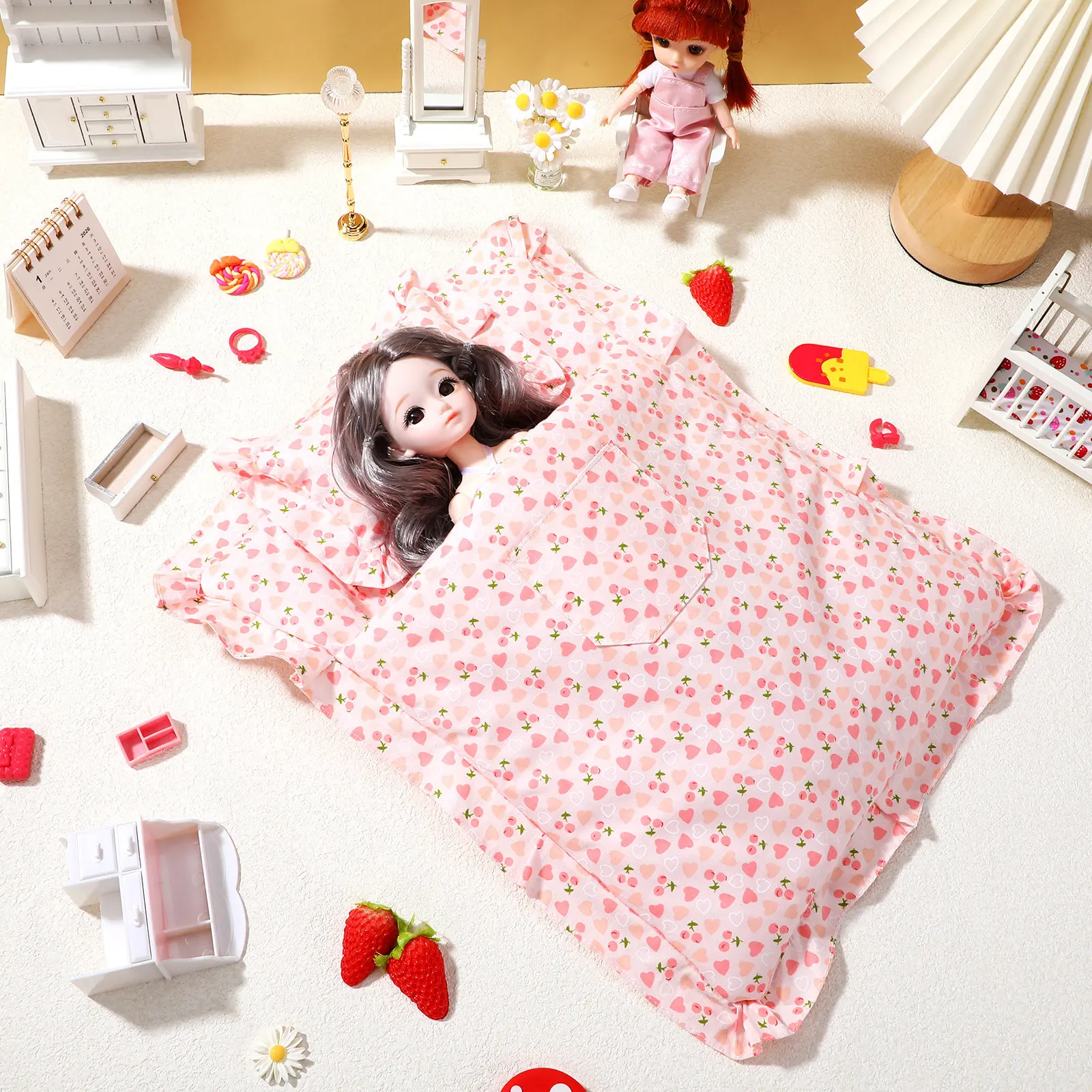 

Набор миниатюрного постельного белья с клубничным узором: милый спальный мешок, мягкий реалистичный аксессуар для кукольной спальни, мини-комплект декоративных одеял