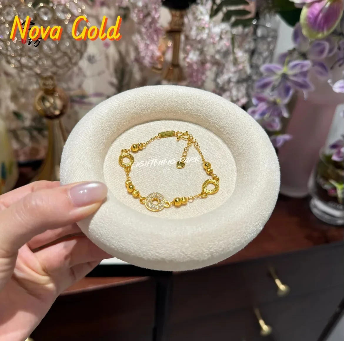 

Новинка NovaGlod: браслет-бублик из настоящего золота 9999 пробы с бриллиантами, инкрустированный бриллиантами, с круглыми бусинами «кошачий глаз», легкий люксовый дизайн.