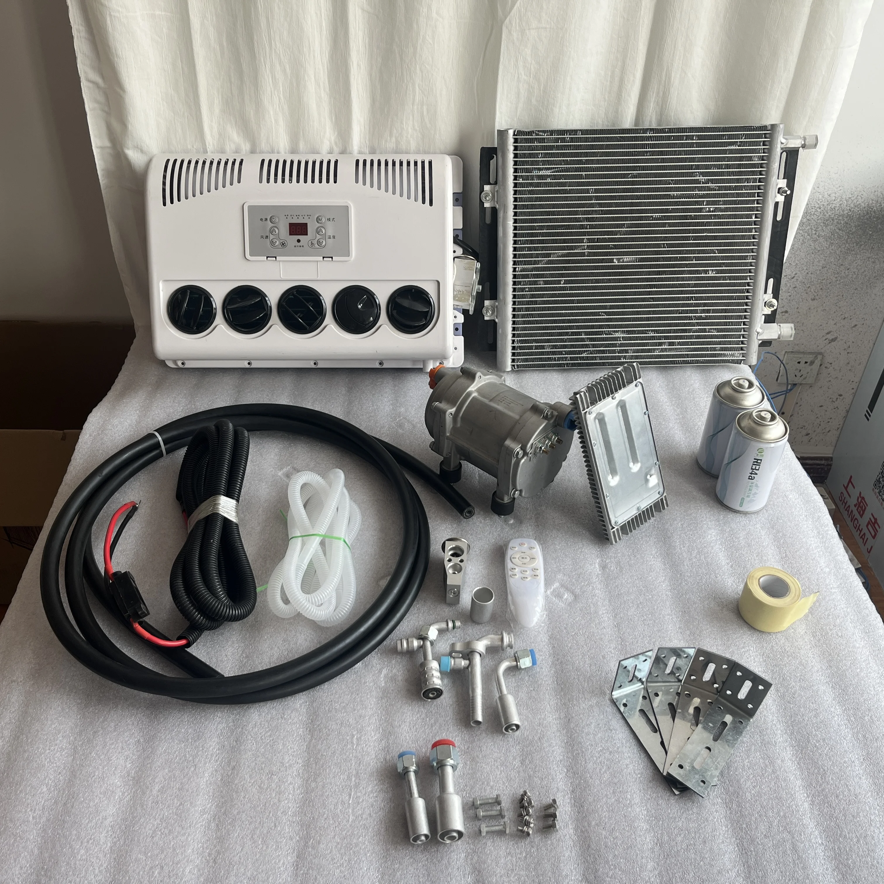 

Durable Truck Parking Electric Air Conditioner for 12V 24V Truck Car Bus Camper Van Boat