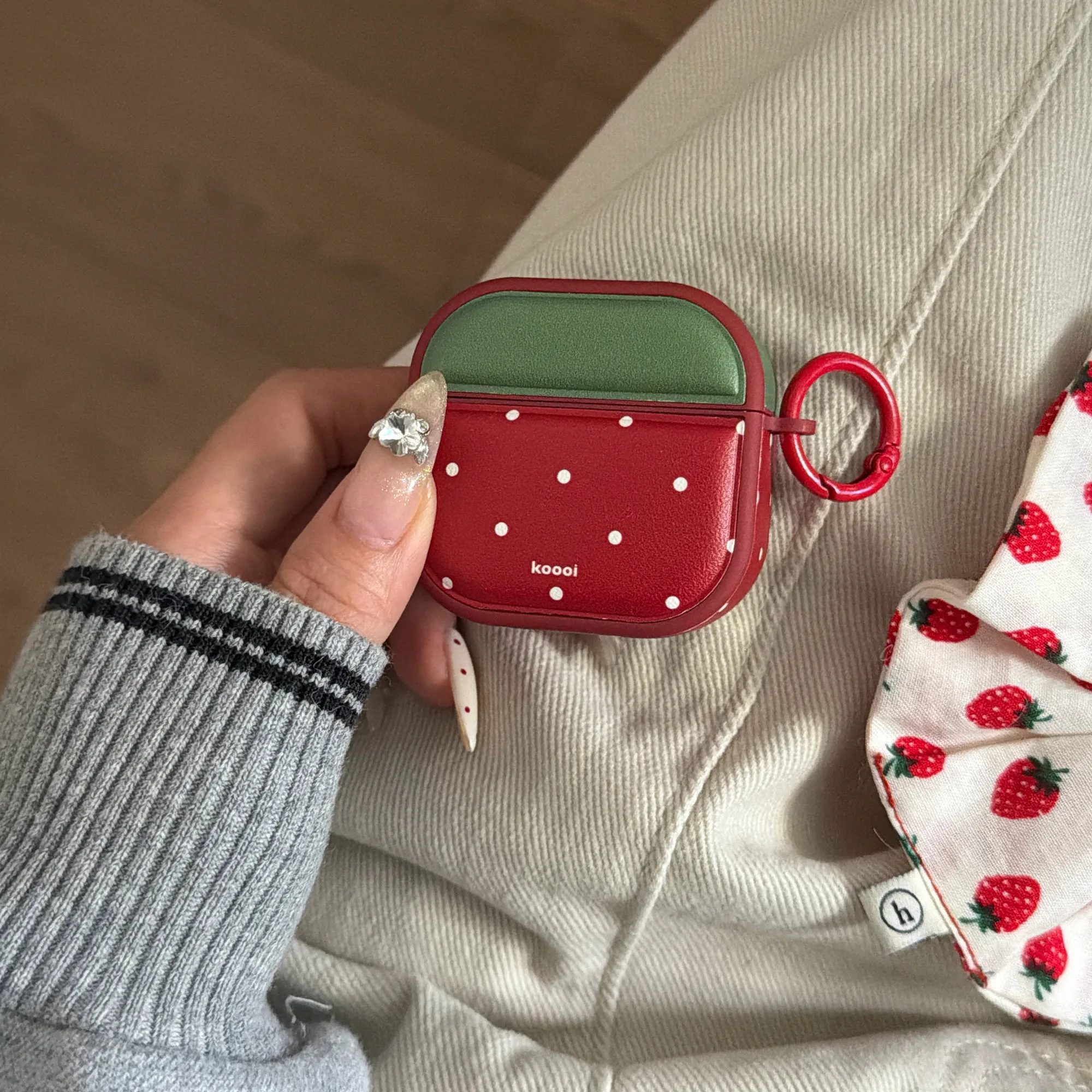 Rote Erdbeer-Polka-Dots-Lederhülle mit Magnetverschluss für Airpods 1, 2, 3, 4, Pro, Pro2, Pro3, Anti-Fall-Schutzring