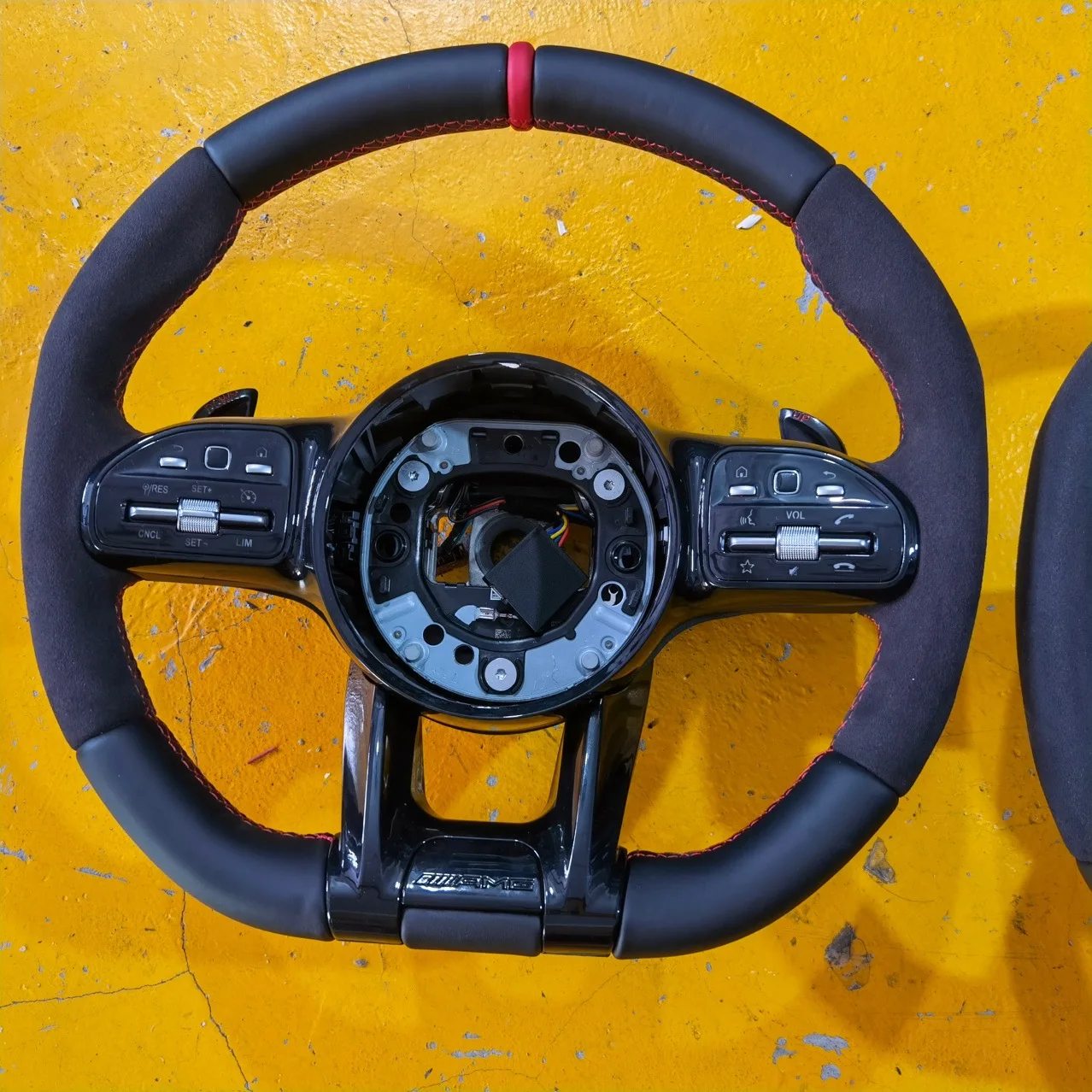 

Подходит для модернизации и модификации рулевого колеса из углеродного волокна Mercedes-Benz C-Class, A-Class и E-Class AMG.