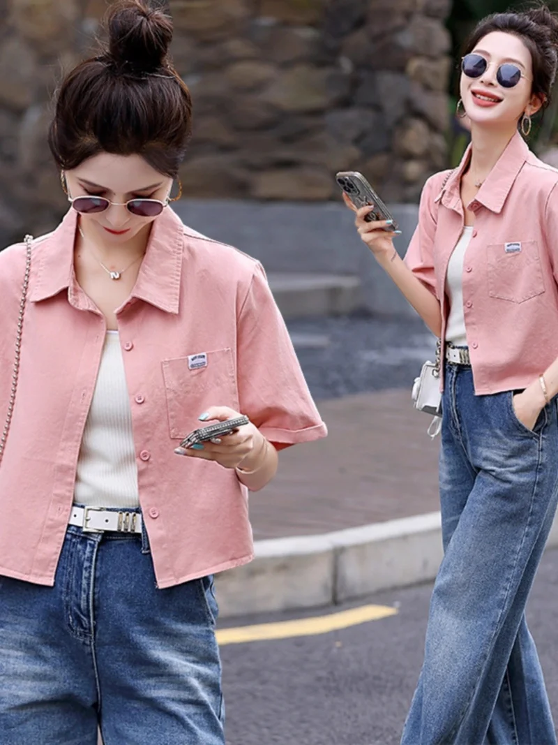 

Джинсовая рубашка ярких цветов с короткими рукавами для женщин, весна/лето 2024, новинка, свободная короткая тонкая куртка, универсальный топ w189