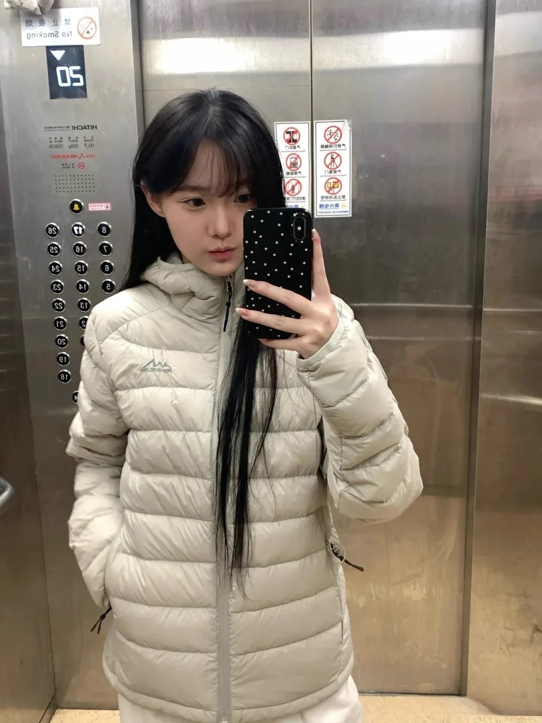 سترة مضلعة لحم الخنزير، قصيرة للسيدات، خفيفة الوزن، طراز شتاء 2025 الجديد، سترة رياضية كاجوال بغطاء للرأس بسيطة من ريش البط الأبيض