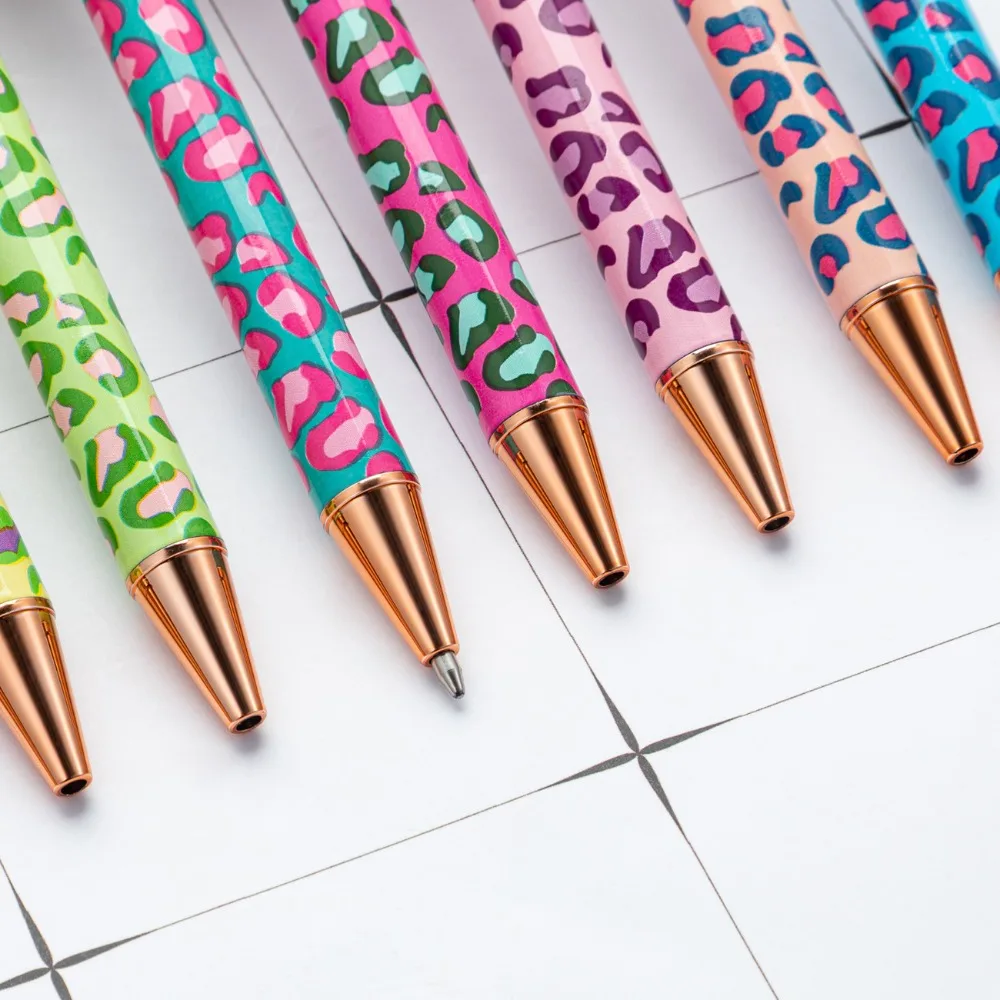 Trendige Stifte mit Leopardenmuster – Aufdrückungsmechanismus mit lebendiger Blumenfolie, perfekt zum Journaling und als Geschenk, süße Stifte – Detail 3